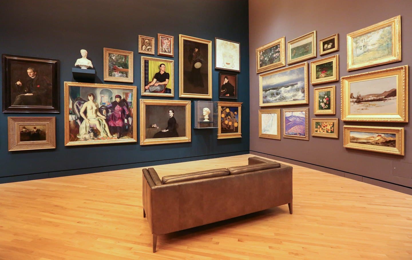 Galleria d'arte moderna con dipinti e sculture esposti.