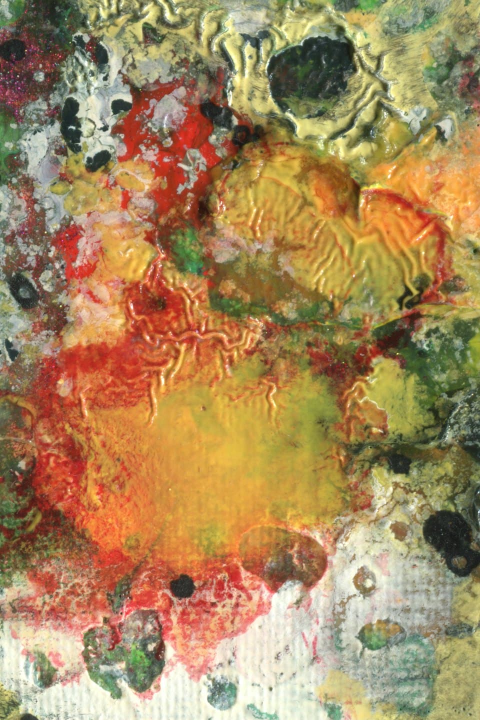 Pittura materica gialla, rossa e verde su tela.